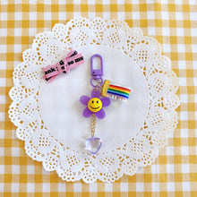 Load image into Gallery viewer, Purple Smiley Flower Keyring
