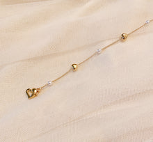 Load image into Gallery viewer, Cute Pearl and Gold Heart Mask Chain Necklace Holder with Heart Clips
